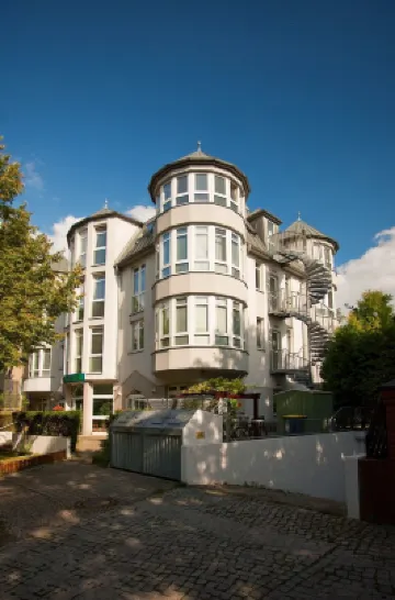 Hotel Atlantic Hotel berhampiran Stesen Kereta Api Bawah Tanah Hermannstraße