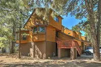 Wooded Retreat w/ Deck: 4 Mi to Downtown Flagstaff - شقق