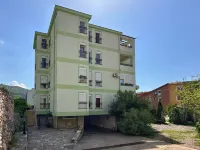 Club House Apartment with Garden and Pool فنادق في Podostrog