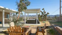 Hillside Desert House - Hot Tub, Fire Pit and BBQ! 3 Bedroom Home by Redawning Hotel di Yucca Valley
