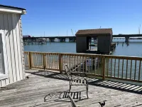 Boat House Studio - Water Front Pets Wifi Smart Tv Apts by RedAwning Hotels in Norfolk