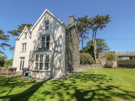 Tyddyn Goronwy Отели в г. Talybont