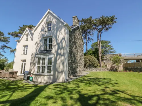 Tyddyn Goronwy Hotels in Fairbourne