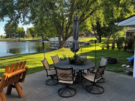 Charming 3-bedroom Lake Cottage with Dock, WiFi, & AC on enjoyable Houghton Lake