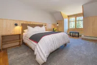 The Lodge at Bow Lake Hotels in Improvement District No. 9