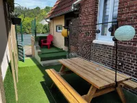 Quiet two-bedroom house on the banks of the Seine with parking space. Outdoor terrace Hotel a Cleon