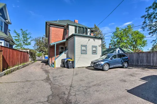 Fresh Downtown Longmont Apartment - Walk to Main! -  Ferienwohnungen