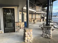 Seasons Motel - parking