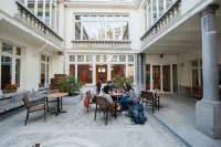 Jacques Brel Hostel Отели в г. 