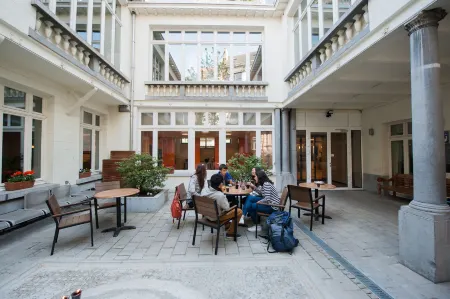 Jacques Brel Hostel Отели рядом с достопримечательностью «Атомиум»