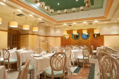 Hotel Azofra Отели рядом с достопримечательностью «Padi Thai Massage»