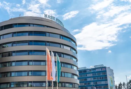 Nash Suites Airport Hotel Отели рядом с достопримечательностью «Maison des Compagnies»
