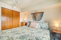 Ocean Shores Condo w/ Balcony < 1 Mi to Beach! - 3-Star