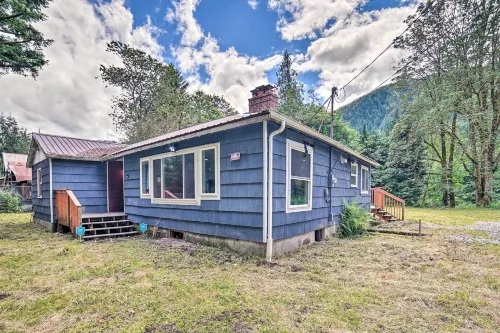 Mtn-View Deck and Fire Pit Modern Gold Bar Escape - Homestays
