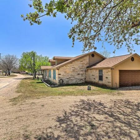 Charming Burnet Cottage w/ Lake View + Porch!
