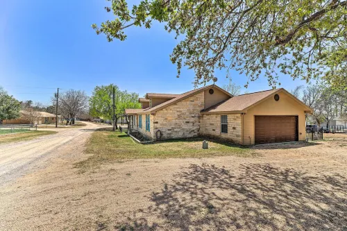Charming Burnet Cottage w/ Lake View + Porch! - Pet-friendly