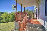 Private Yard & Fire Pit: Pet-Friendly Midway Abode - Parkplatz