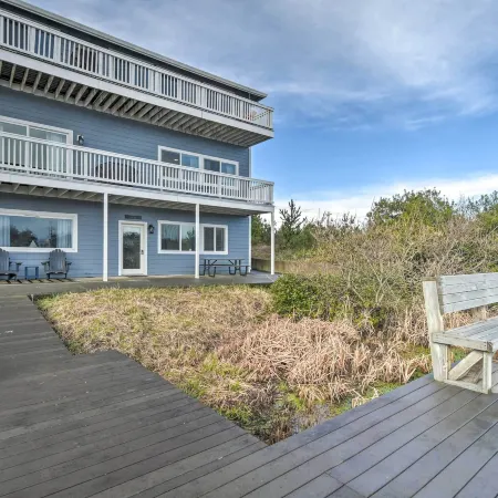 Waterfront Vacation Rental in Ocean Shores