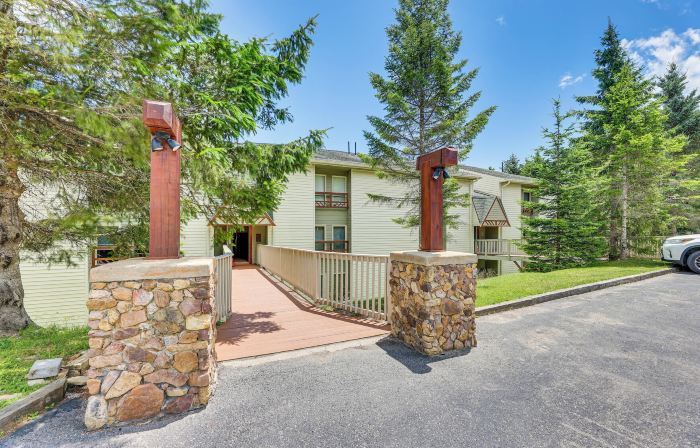 Snowshoe Condo w/ Sunroom - Walk to Slopes!