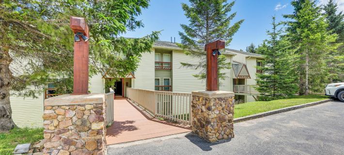 Snowshoe Condo w/ Sunroom - Walk to Slopes! Hotéis em Edray