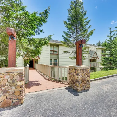 Snowshoe Condo w/ Sunroom - Walk to Slopes!