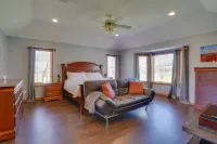 Expansive Retreat on 5 Acres in Shakopee! Hotel dekat Valleyfair