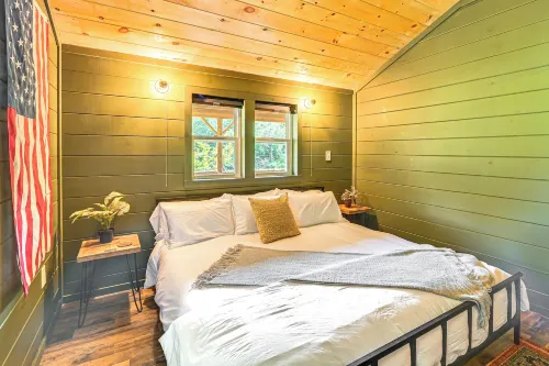 Covered Deck & Hot Tub: Cozy Retreat in Campton! -  Privatzimmer