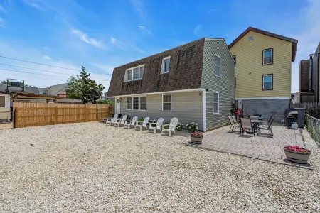 Walk to Beach & Parking with BBQ+Laundry & Linens+Towels