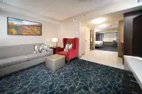 Hilton Garden Inn Fayetteville Fort Bragg Các khách sạn gần Greg's Art Pottery & Gifts