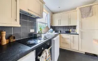 Exclusive 3 Bedroom Flat in Kingston Town! Hotels in Thames Ditton