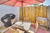 Kik-n-Bak Cottage w/ Beautiful Mountain View - Parkplatz