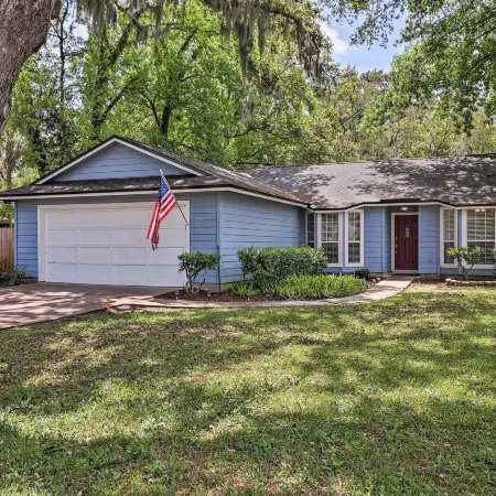 Amelia Island Vacation Home: 1 1/4 Mi to Beach!
