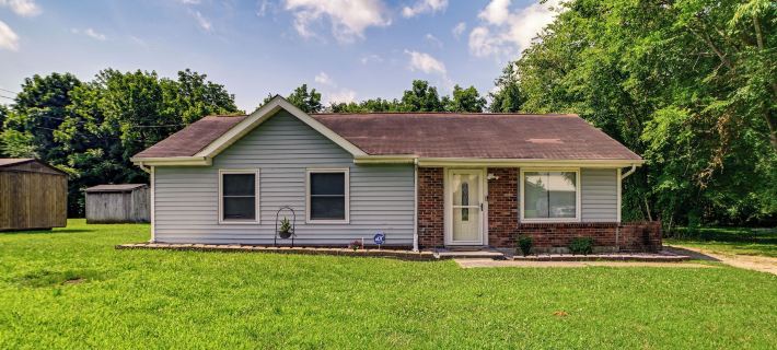 1/2 Mi to Fort Campbell: 'State Line Retreat' Hotels in Clarksville