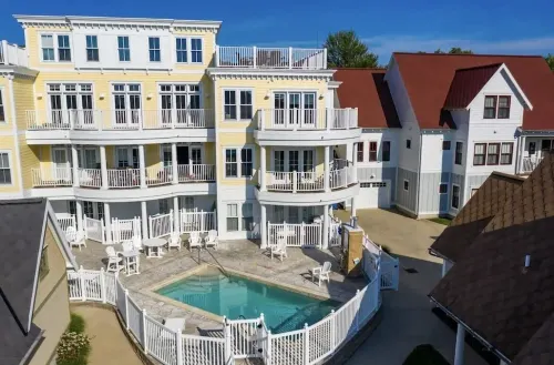 Cozy, convenient poolside by canal and beach .9 m Downtown shops and eateries
