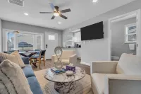 Walk 2 Beach with Towels & Linens, Coffee, BBQ Grill and AC