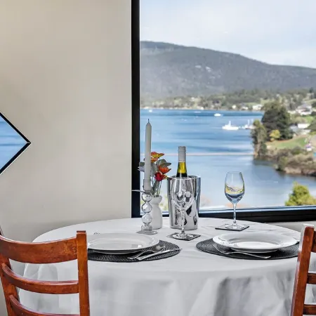 Quarry Hill Lookout ..... scenic views, luxurious amenities, relaxing atmosphere