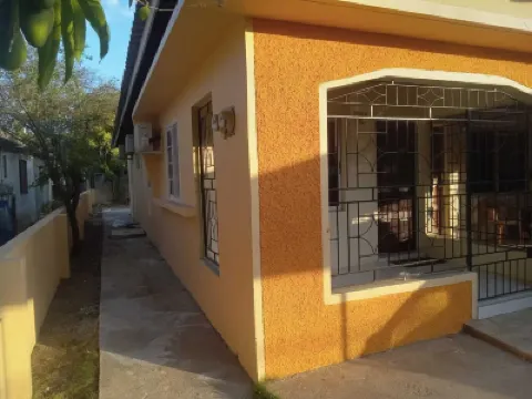 Charming 2-bedroom house in Portmore with WiFi, AC Hotel a 