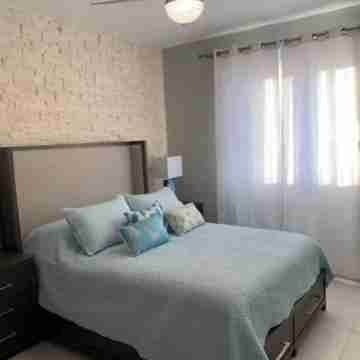 NEW Luxury Penthouse with Jacuzzi and BBQ! Rooms