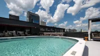 Hotel Bourre Bonne Louisville, Curio Collection by Hilton - プール