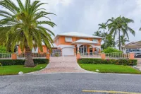 Waterfront Key Colony Beach, Pet-Friendly, Pool, Hot Tub, Deepwater 150 ft Dock
