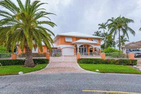 Waterfront Key Colony Beach, Pet-Friendly, Pool, Hot Tub, Deepwater 150 ft Dock