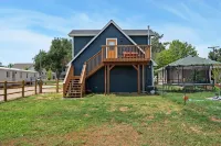Bright, colorful & cozy studio in oldtown Timnath. Walking distance to a brewery Hotels near Applewood Park