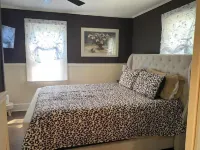 The Woodland Cottage charming 2 bedoom one bath with deck on back, covered front