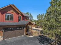 Hillside Hideaway- Family friendly centrally located with AC, Hot Tub, Game Room