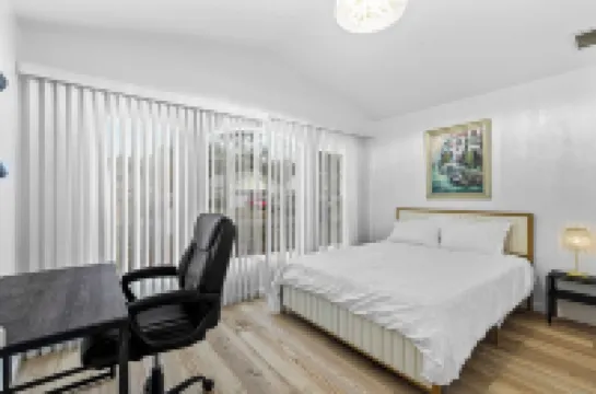 Escape to Florida Luxury – Lake View Pool Home in Lutz!