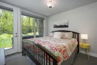 Winter Wonderland! Luxury Mountain Haven, Ski, Board, Snowshoe, Tube & Soak!