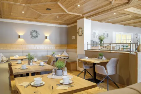 Landhotel Augustin Отели в г. Бад-Штаффельштайн