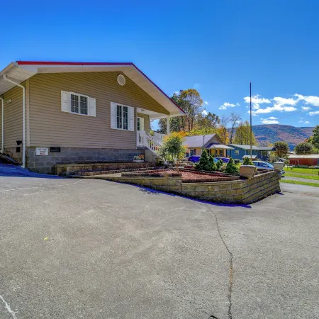 Laptop-Friendly Appalachian Mountain Retreat!