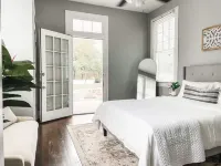 Sparkling Pool and Timeless Charm - Spacious Southern Mansion Hotels in Millbrook