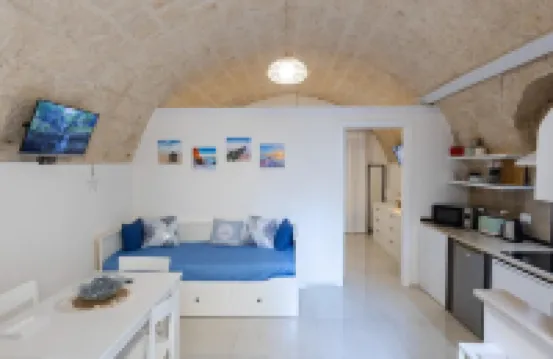 Stone-vaulted apartment in the very heart of the city's historic center.